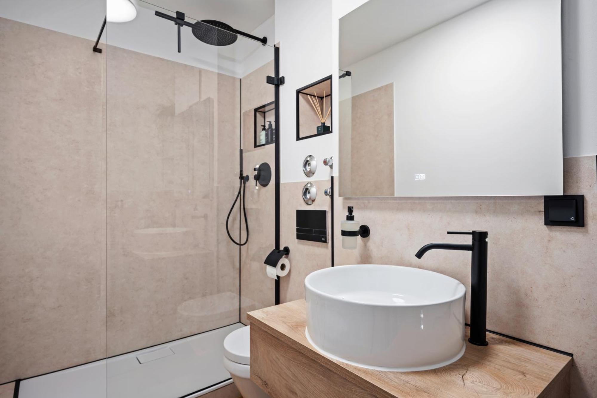 Apartment Edler Wohnraum Luxurioeses Mit Balkon, Boxspringbett, Kaffeevollautomat, Lift & Parkplatz