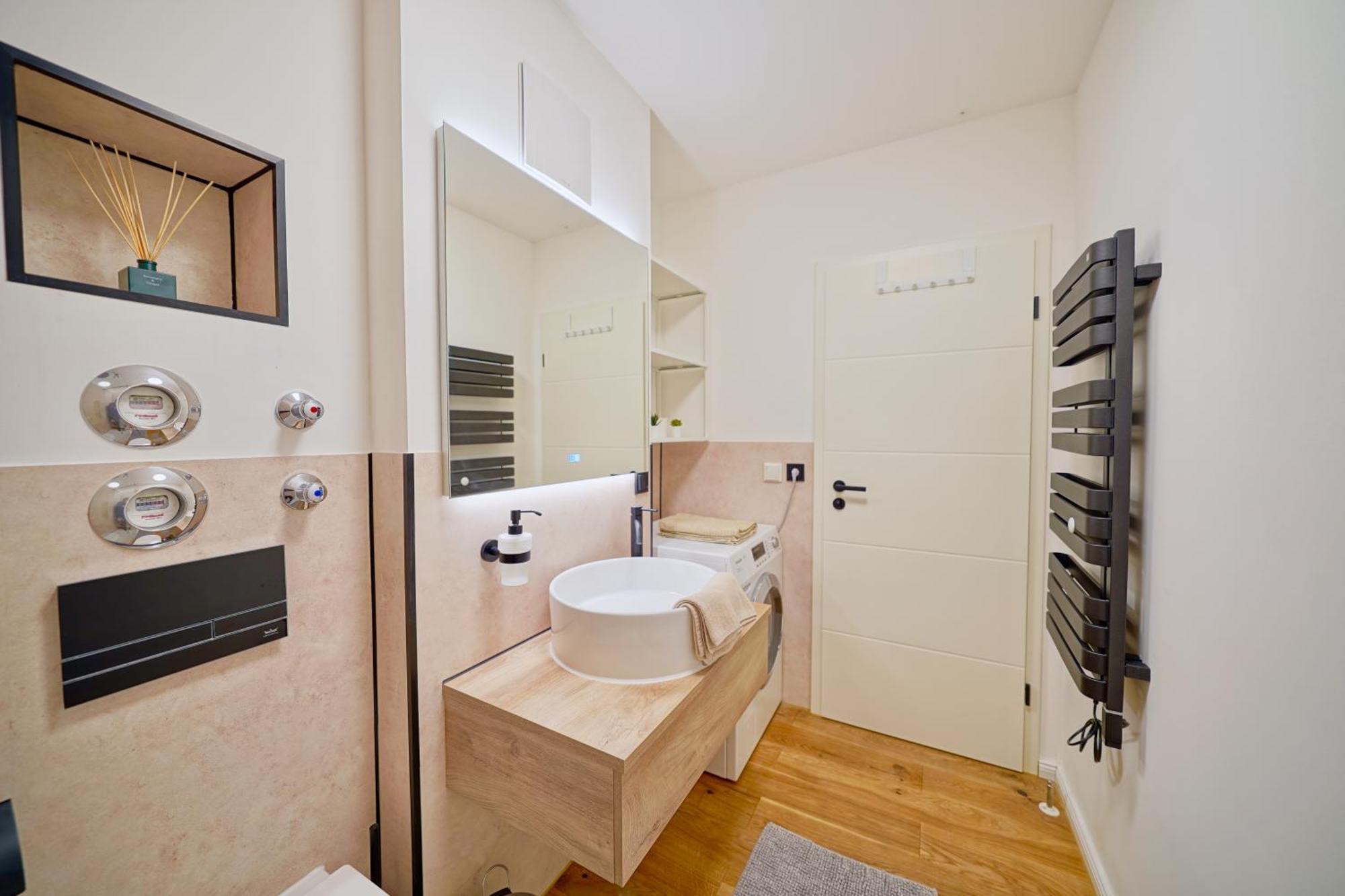 Edler Wohnraum Luxurioeses Mit Balkon, Boxspringbett, Kaffeevollautomat, Lift & Parkplatz Chemnitz