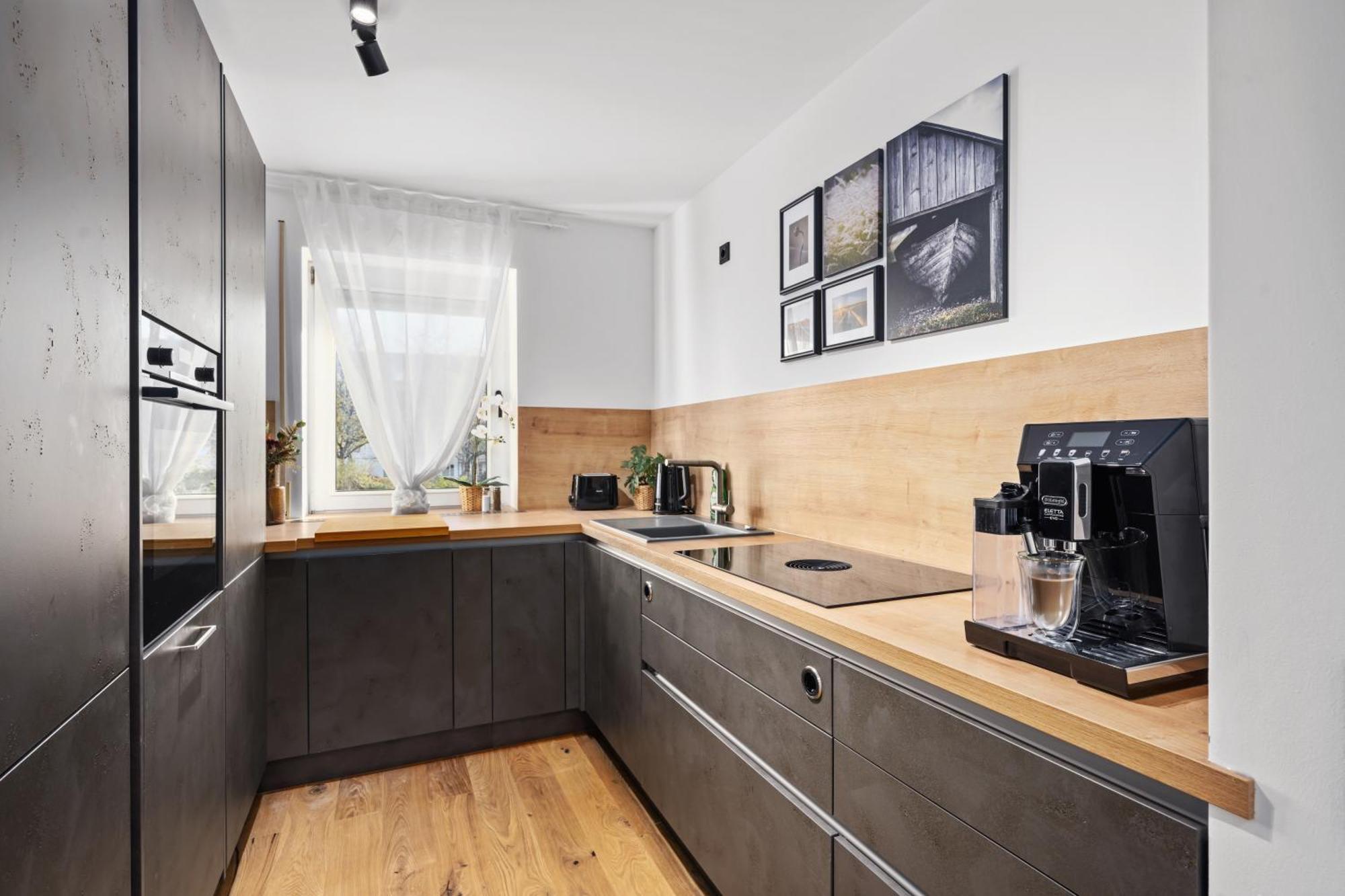 Edler Wohnraum Luxurioeses Mit Balkon, Boxspringbett, Kaffeevollautomat, Lift & Parkplatz Apartment